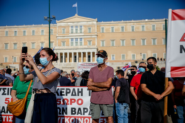 Σε εξέλιξη συγκεντρώσεις διαμαρτυρίας στο Σύνταγμα- Κλειστοί οι δρόμοι στο κέντρο της Αθήνας [ΕΙΚΟΝΕΣ]