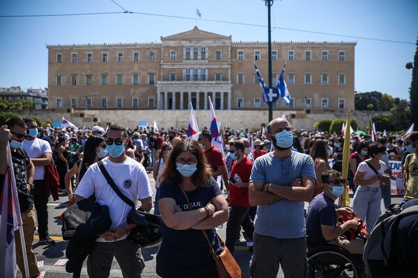 ΓΣΕΕ-ΑΔΕΔΥ: «Το εργασιακό νομοσχέδιο είναι για τα σκουπίδια»- Εικόνες από την σημερινή πορεία