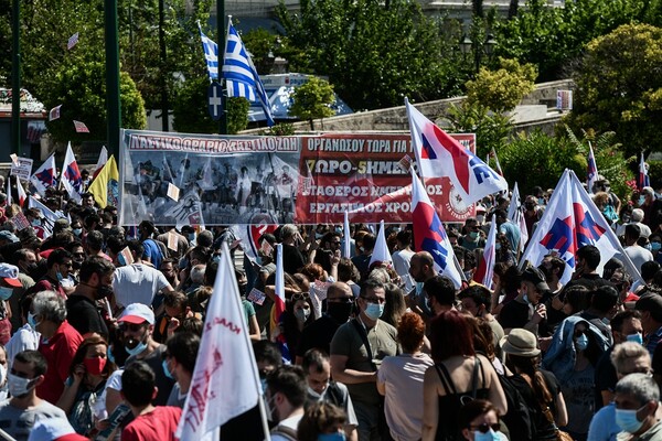 ΓΣΕΕ-ΑΔΕΔΥ: «Το εργασιακό νομοσχέδιο είναι για τα σκουπίδια»- Εικόνες από την σημερινή πορεία