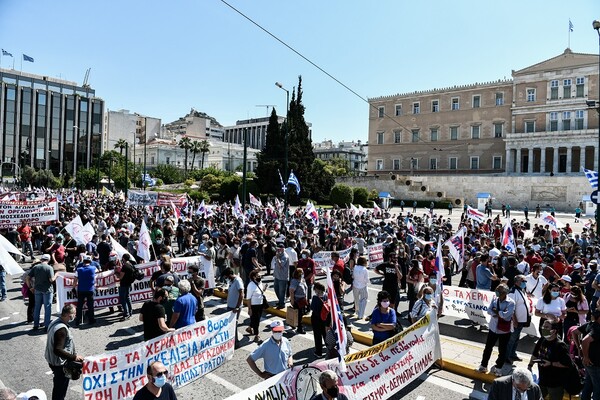 ΓΣΕΕ-ΑΔΕΔΥ: «Το εργασιακό νομοσχέδιο είναι για τα σκουπίδια»- Εικόνες από την σημερινή πορεία