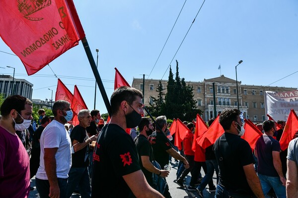 ΓΣΕΕ-ΑΔΕΔΥ: «Το εργασιακό νομοσχέδιο είναι για τα σκουπίδια»- Εικόνες από την σημερινή πορεία