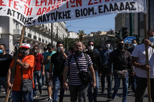 ΓΣΕΕ-ΑΔΕΔΥ: «Το εργασιακό νομοσχέδιο είναι για τα σκουπίδια»- Εικόνες από την σημερινή πορεία