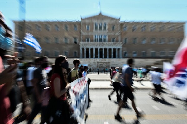 ΓΣΕΕ-ΑΔΕΔΥ: «Το εργασιακό νομοσχέδιο είναι για τα σκουπίδια»- Εικόνες από την σημερινή πορεία