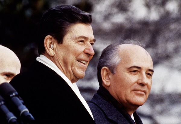 Σύνοδος Κορυφής: Η συνάντηση στη Γενεύη θυμίζει την πρώτη συνάντηση Ρέιγκαν - Γκορμπατσόφ του 1985