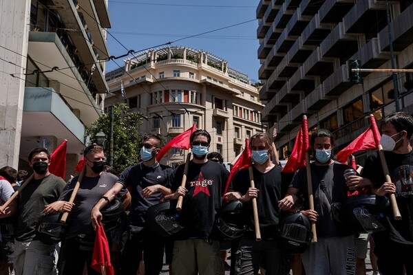 ΓΣΕΕ-ΑΔΕΔΥ: «Το εργασιακό νομοσχέδιο είναι για τα σκουπίδια»- Εικόνες από την σημερινή πορεία