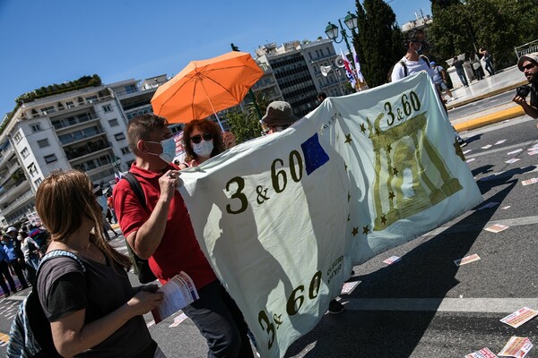 ΓΣΕΕ-ΑΔΕΔΥ: «Το εργασιακό νομοσχέδιο είναι για τα σκουπίδια»- Εικόνες από την σημερινή πορεία