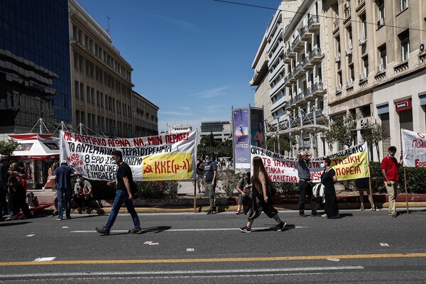 ΓΣΕΕ-ΑΔΕΔΥ: «Το εργασιακό νομοσχέδιο είναι για τα σκουπίδια»- Εικόνες από την σημερινή πορεία