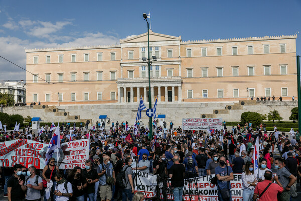 Σε εξέλιξη συγκεντρώσεις στο Σύνταγμα- Ποιοι δρόμοι είναι κλειστοί