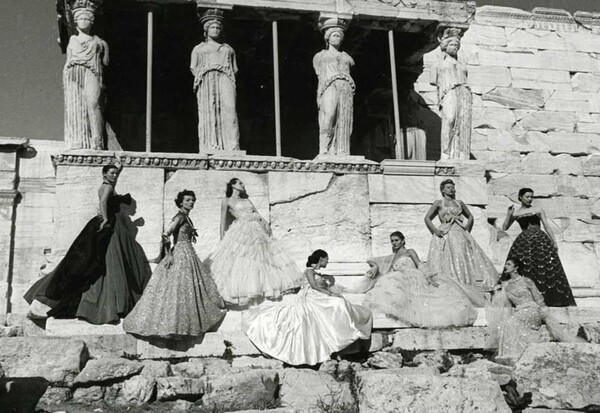 H φωτογράφιση του Christian Dior στην Ακρόπολη το 1951