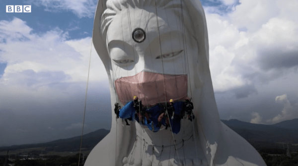 Ιαπωνία: Το τεράστιο βουδιστικό άγαλμα της Θεάς του Ελέους φόρεσε μάσκα για τον κορωνοϊό (Βίντεο)