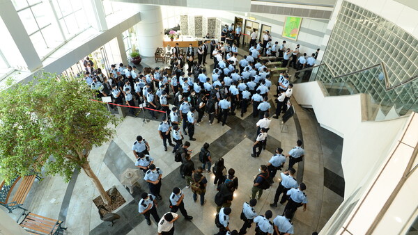 Χονγκ Κονγκ: Έφοδος 500 αστυνομικών στα γραφεία της Apple Daily και σε σπίτια στελεχών της- 5 συλλήψεις