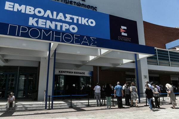 Μόσιαλος: «Σχόλιο» για όσους δεν έχουν εμβολιαστεί με μια φωτογραφία από το Sex and the City