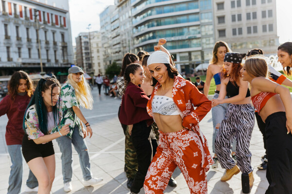 Χορεύοντας στους δρόμους της καλοκαιρινής Αθήνας