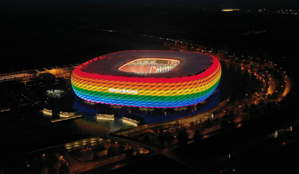 Η UEFA δεν επιτρέπει της φωταγώγηση του σταδίου στο Μόναχο με τα χρώματα του ουράνιου τόξου