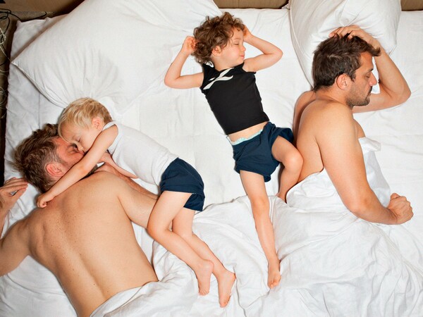 Dads:Ένα λεύκωμα με την οικεία καθημερινότητα των νέων γκέι οικογενειών