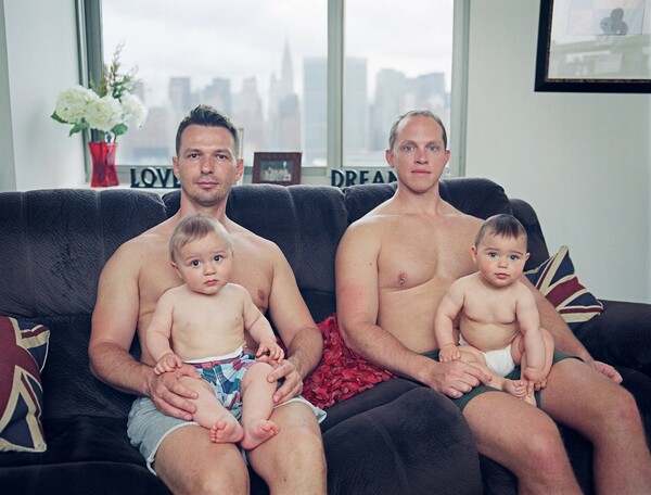 Dads:Ένα λεύκωμα με την οικεία καθημερινότητα των νέων γκέι οικογενειών