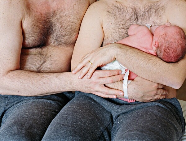 Dads:Ένα λεύκωμα με την οικεία καθημερινότητα των νέων γκέι οικογενειών
