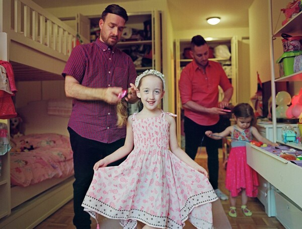 Dads:Ένα λεύκωμα με την οικεία καθημερινότητα των νέων γκέι οικογενειών