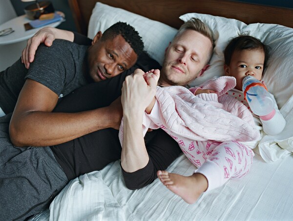 Dads:Ένα λεύκωμα με την οικεία καθημερινότητα των νέων γκέι οικογενειών 