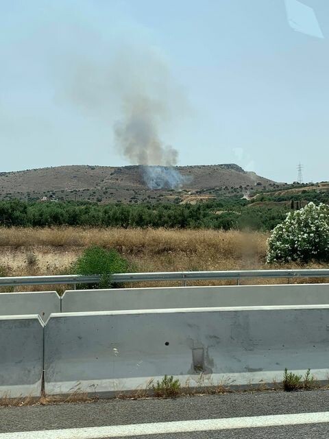 Κρήτη: Μαίνεται η φωτιά στις Γούβες- Πληροφορίες για μικροεκρήξεις στο πεδίο βολής