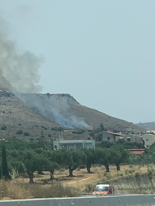 Κρήτη: Μαίνεται η φωτιά στις Γούβες- Πληροφορίες για μικροεκρήξεις στο πεδίο βολής