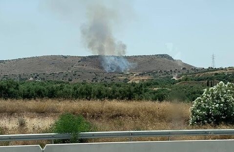 Κρήτη: Μαίνεται η φωτιά στις Γούβες- Πληροφορίες για μικροεκρήξεις στο πεδίο βολής