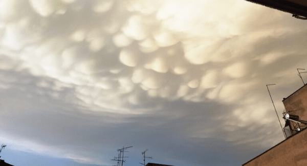 Λάρισα: Περίεργος σχηματισμός από σύννεφα - Τι είναι τα mammatus, ποια φαινόμενα προμηνύουν (Εικόνες&Βίντεο)