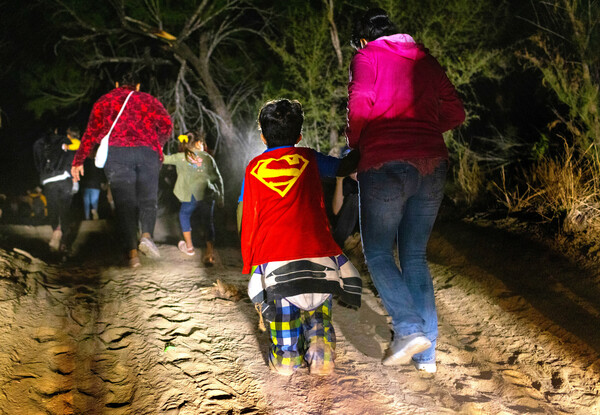Παιδιά περνούν ασυνόδευτα τα σύνορα των ΗΠΑ και κρατούνται σε φρικτές συνθήκες στο Fort Bliss
