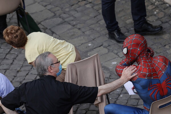 Ο Spiderman συνάντησε τον Πάπα Φραγκίσκο και του έκανε δώρο μια μάσκα