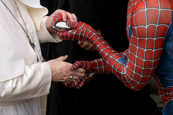 Ο Spiderman συνάντησε τον Πάπα Φραγκίσκο και του έκανε δώρο μια μάσκα