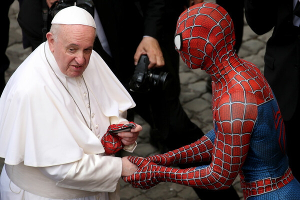 Ο Spiderman συνάντησε τον Πάπα Φραγκίσκο και του έκανε δώρο μια μάσκα