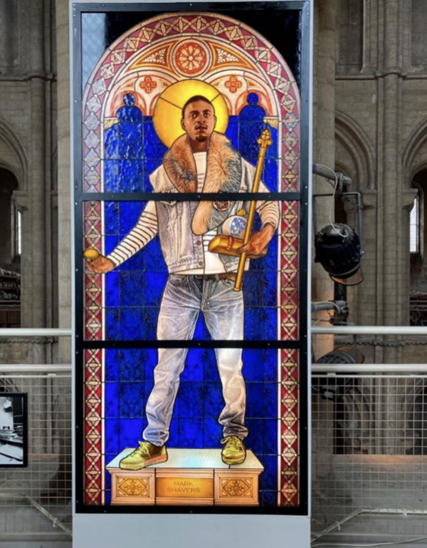 Βιτρό με νεαρό Μαύρο του Kehinde Wiley σε βρετανικό καθεδρικό