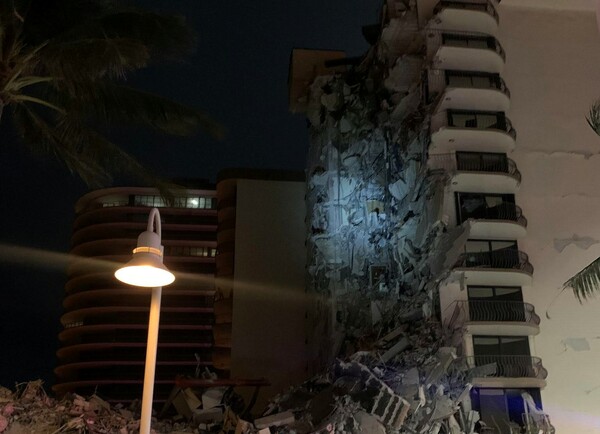Κατέρρευσε τμήμα πολυώροφου κτιρίου στο Μαϊάμι- Πάνω από 80 σωστικές μονάδες στο σημείο [ΕΙΚΟΝΕΣ&ΒΙΝΤΕΟ]