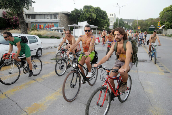 Η Γυμνή Ποδηλατοδρομία της Θεσσαλονίκης: «Stop στην άσεμνη έκθεση των ανθρώπων στη ρύπανση»