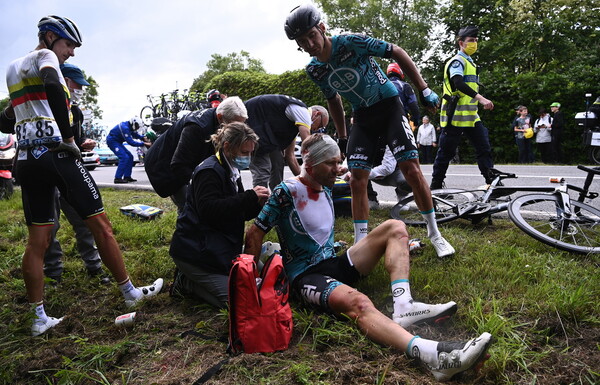 Tour de France: Καραμπόλες και συντριβές στον ποδηλατικό αγώνα από πινακίδα οπαδού [EIKONEΣ&ΒΙΝΤΕΟ]