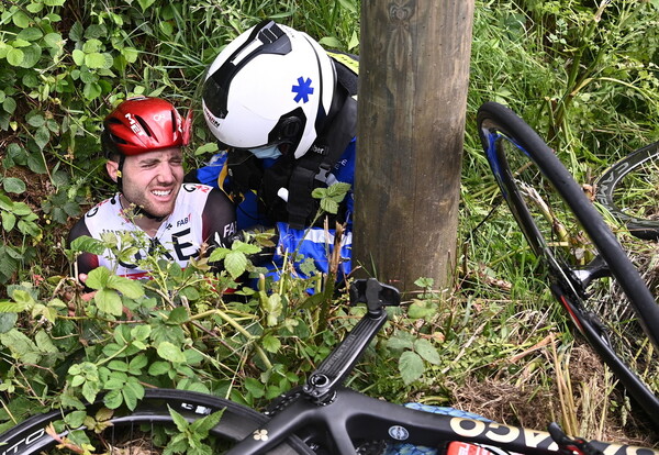 Tour de France: Καραμπόλες και συντριβές στον ποδηλατικό αγώνα από πινακίδα οπαδού [EIKONEΣ&ΒΙΝΤΕΟ]