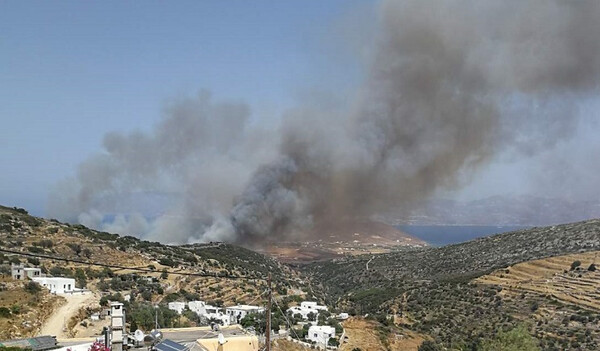 Φωτιά στην Πάρο: Οι φλόγες έφθασαν κοντά σε σπίτια - Διακοπές ρεύματος στο νησί (Βίντεο)