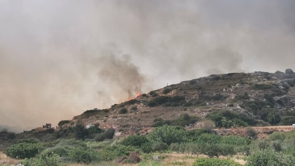 Φωτιά στην Πάρο: Οι φλόγες έφθασαν κοντά σε σπίτια - Διακοπές ρεύματος στο νησί (Βίντεο)