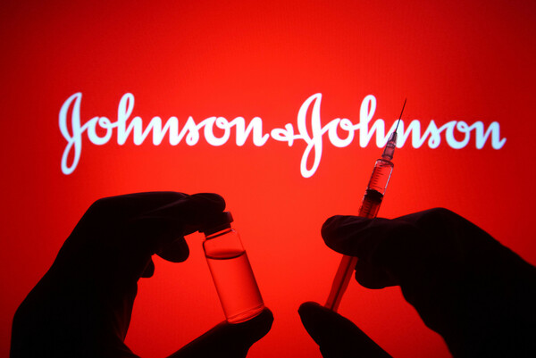 ΗΠΑ: Ίσως χρειαστεί ενισχυτική δόση για όσους έκαναν το εμβόλιο της Johnson & Johnson