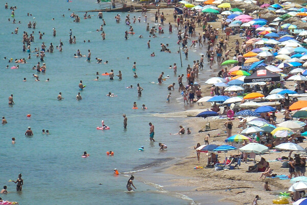 Καύσωνας: Γέμισαν οι παραλίες της Αττικής – «Ανάσα» δροσιάς τη Δευτέρα (Εικόνες)