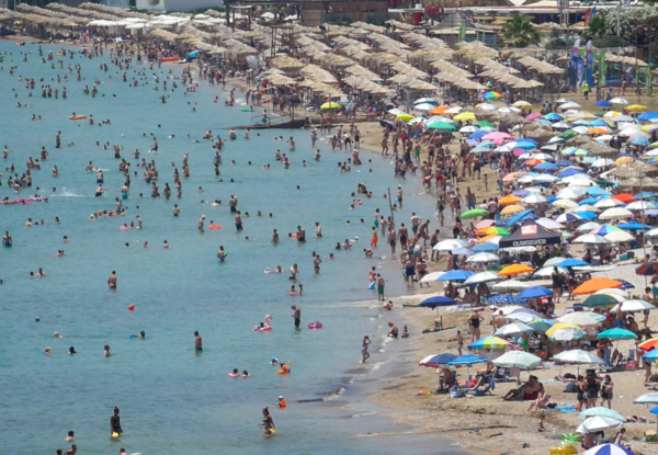 Καύσωνας: Γέμισαν οι παραλίες της Αττικής – «Ανάσα» δροσιάς τη Δευτέρα (Εικόνες)