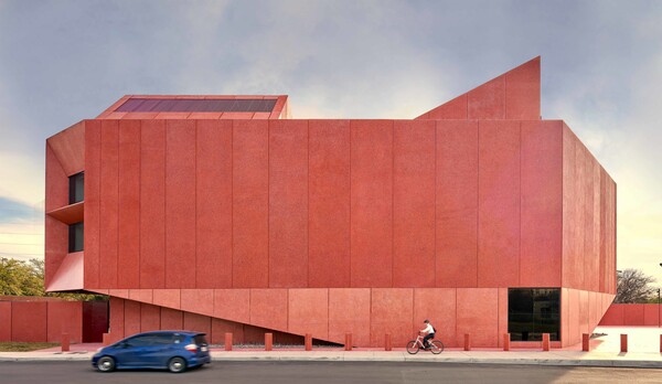 Ruby City: Ένα επιβλητικό, κατακόκκινο Κέντρο Σύγχρονης Τέχνης με την υπογραφή του Ντέιβιντ Ατζάγιε