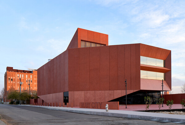 Ένα κόκκινο κέντρο σύγχρονης τέχνης με την υπογραφή του Ντέιβιντ Ατζάγιε