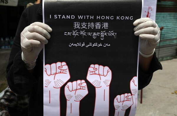 Hong Kong police arrest senior Apple Daily journalist at airport