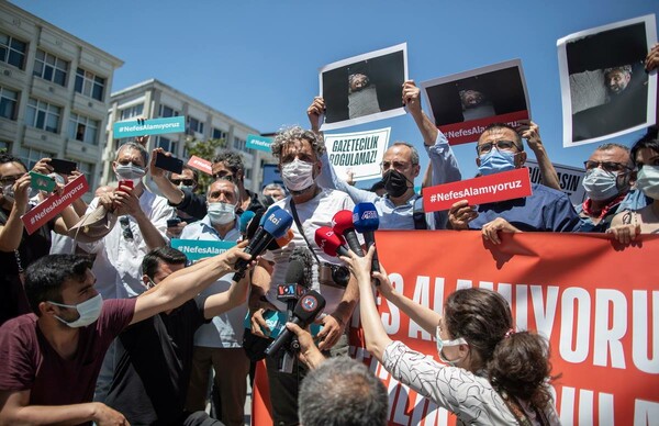 Τουρκία: Διαμαρτυρία δημοσιογράφων για τη βίαιη σύλληψη φωτογράφου στο Pride της Κωνσταντινούπολης
