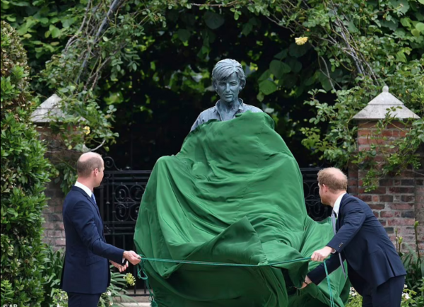 Πρίγκιπας Ουίλιαμ και Χάρι αποκαλύπτουν το άγαλμα της μητέρας τους Νταϊάνα [ΒΙΝΤΕΟ] 