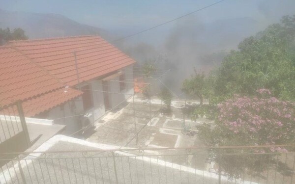 Κεφαλονιά: Στις αυλές των σπιτιών οι φλόγες - Εκκενώθηκαν Αγία Ειρήνη και Καπανδρίτι	