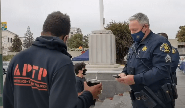 Aστυνομικός έπαιξε τραγούδι της Τέιλορ Σουίφτ ενώ τον βιντεοσκοπούσαν, για να μπλοκάρει το βίντεο στο YouTube