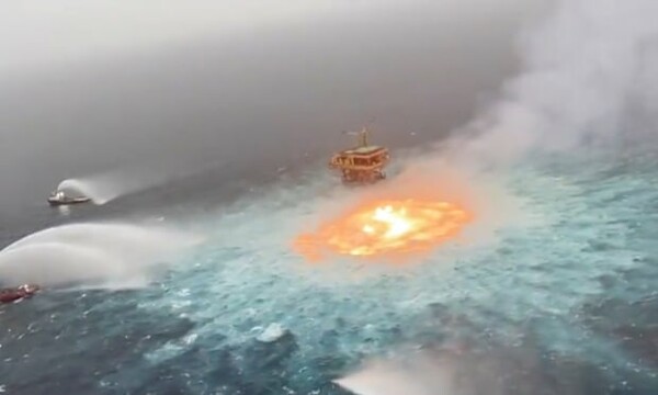 «Πύρινο μάτι»: Φωτιά στην επιφάνεια του ωκεανού από διαρροή αερίου σε υποβρύχιο αγωγό (Βίντεο)
