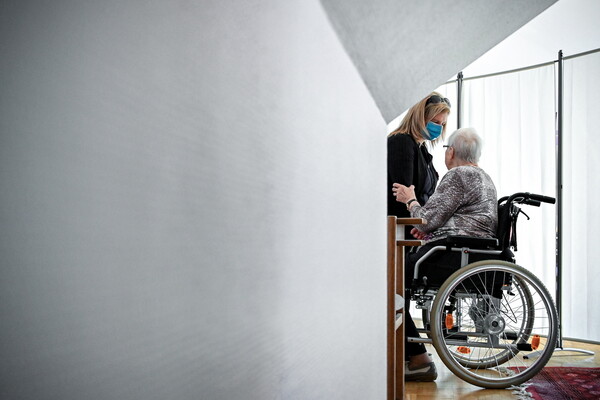 Απόφαση-σταθμός στη Γερμανία: Υποχρεωτικός κατώτατος μισθός στη φροντίδα ηλικιωμένων